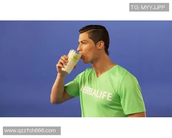 足球明星训练外套时尚搭配与风格解析全景展示 足球明星训练外套时尚搭配与风格解析全景展示