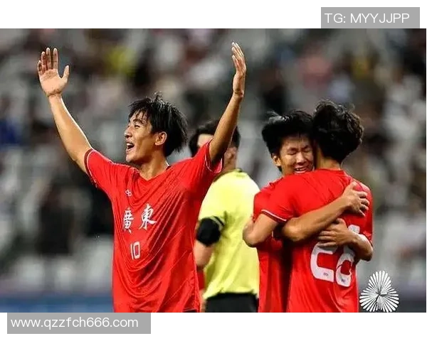 足球员突出表现助力球队逆转胜利展现非凡实力与团队合作精神